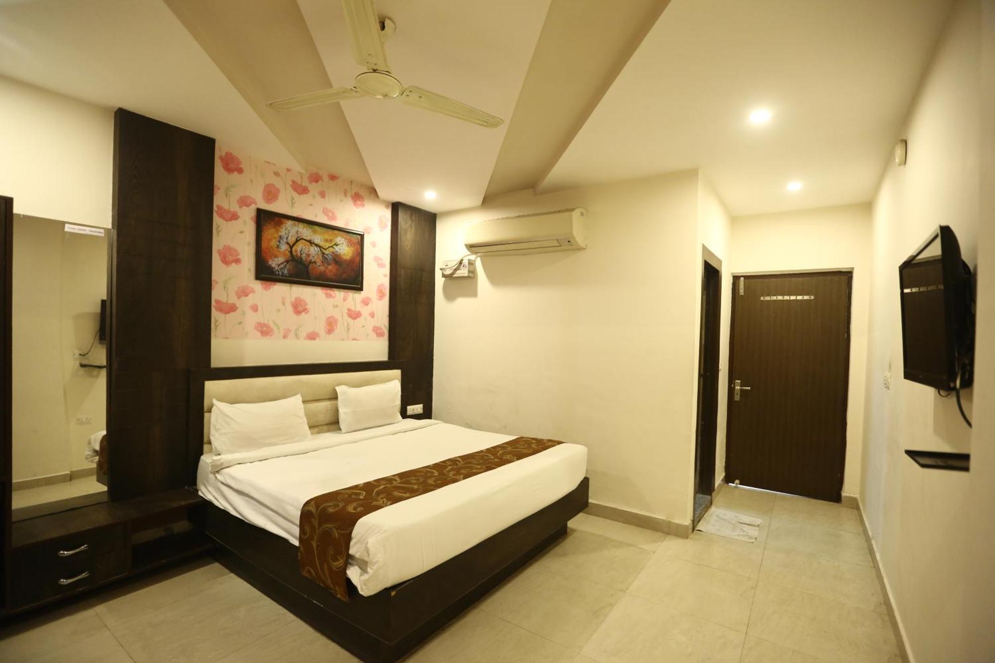 24 Hotel & Resort Agra  Bagian luar foto