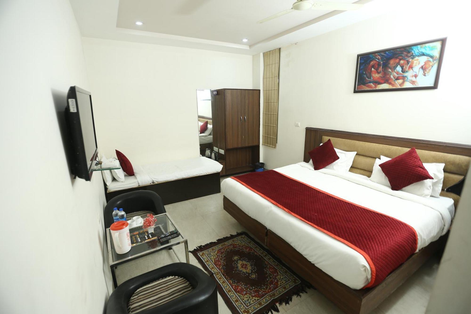 24 Hotel & Resort Agra  Bagian luar foto